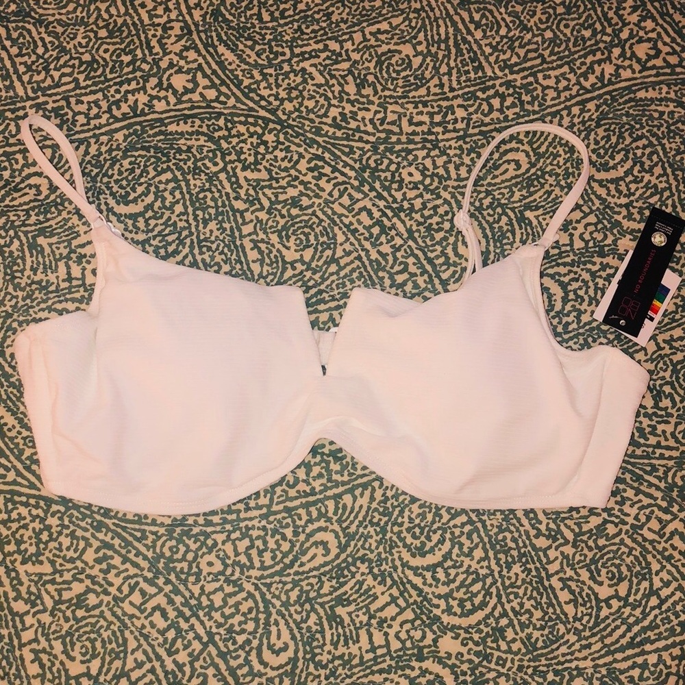 White bikini top w adjustable straps & underwire.